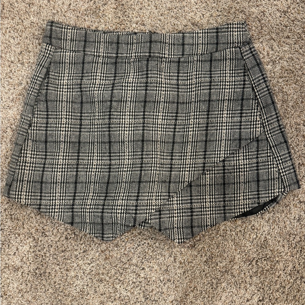 DO+BE Gray Plaid Skort